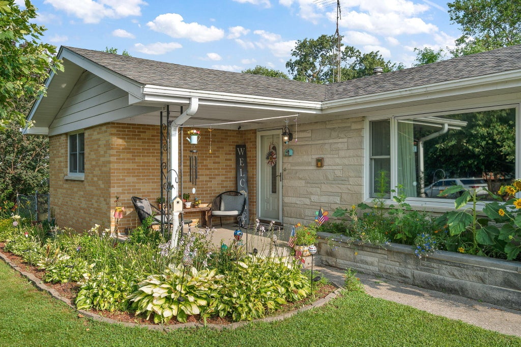 Photo of 124 6th Avenue NW, DeMotte, IN 46310 (MLS # 842474)