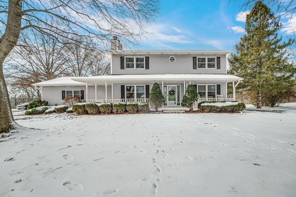 Photo of 130 Wheatridge Road, Valparaiso, IN 46385 (MLS # 832671)