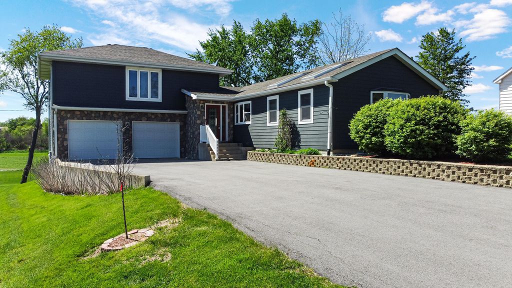 Photo of 10730 Forestdale Street, Saint John, IN 46373 (MLS # 838741)