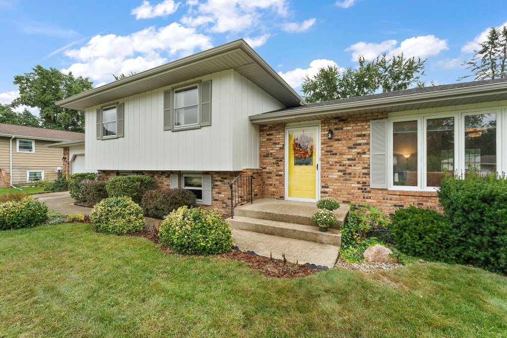 Photo of 618 Dogwood Drive, Michigan City, IN 46360 (MLS # 845564)