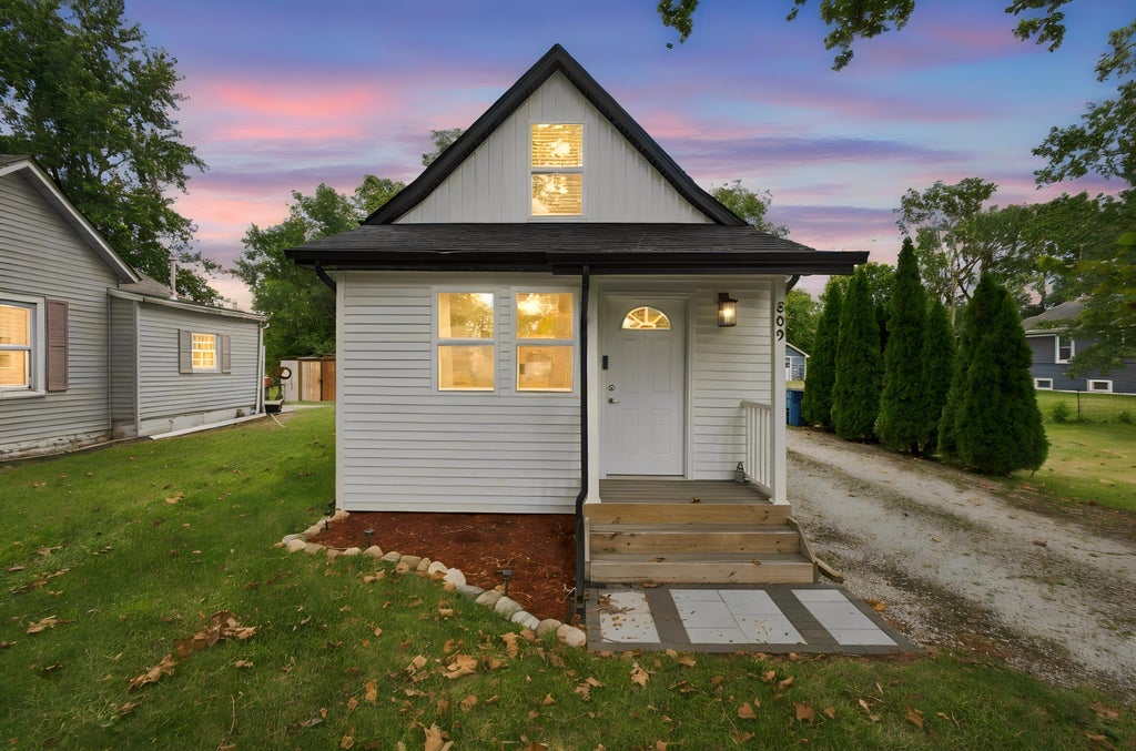 Photo of 809 Azalea Street SE, DeMotte, IN 46310 (MLS # 845670)