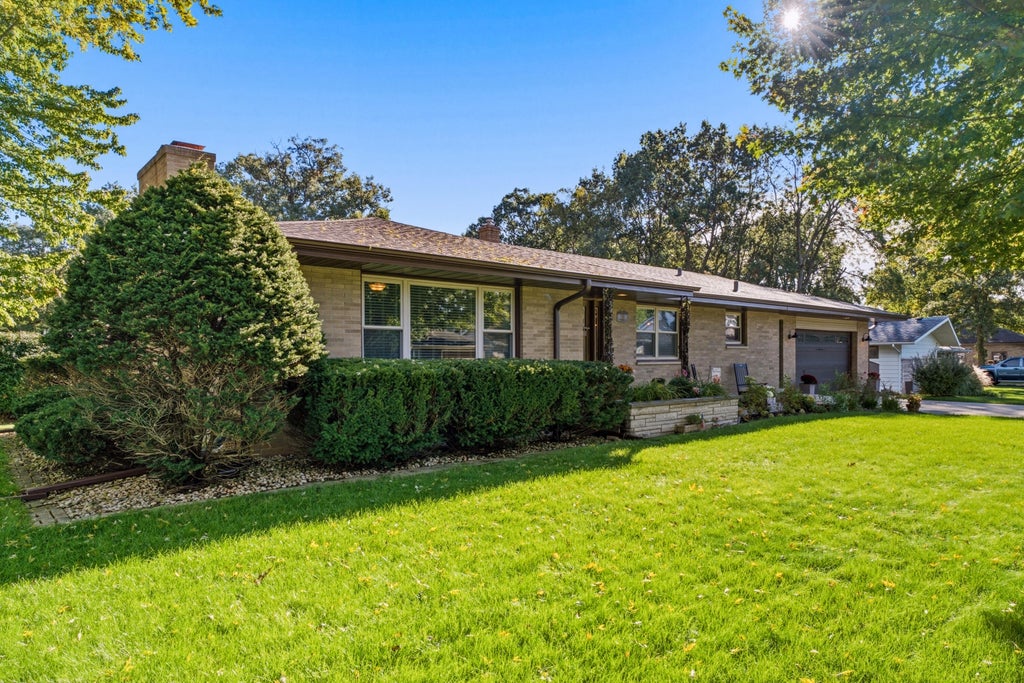 Photo of 9181 W Springhill Drive, Saint John, IN 46373 (MLS # 846371)