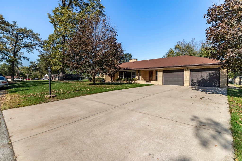 Photo of 11253 W 80th Court, Saint John, IN 46373 (MLS # 847370)