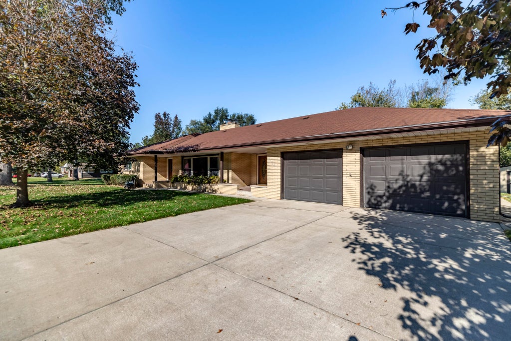 Photo of 11253 W 80th Court, Saint John, IN 46373 (MLS # 847370)