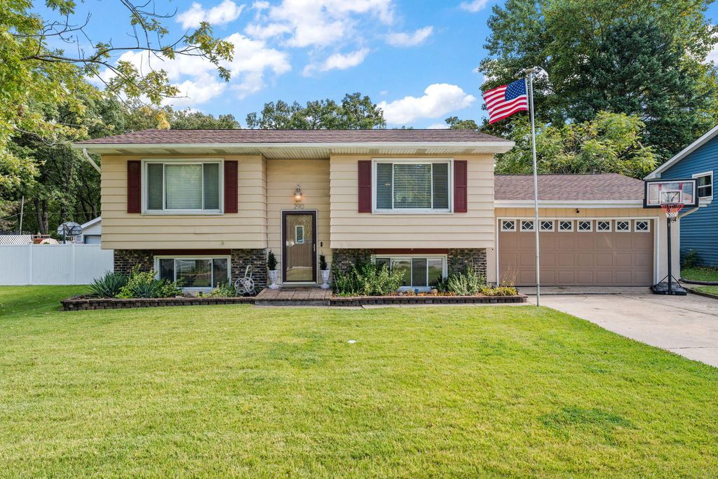 Photo of 290 S Chase Drive, Crown Point, IN 46307 (MLS # 829391)