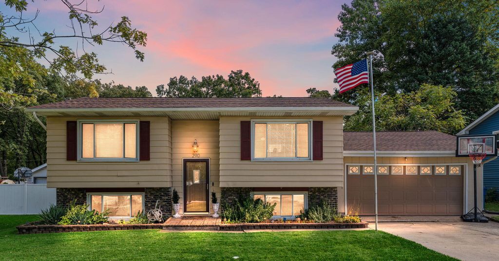 Photo of 290 S Chase Drive, Crown Point, IN 46307 (MLS # 829391)