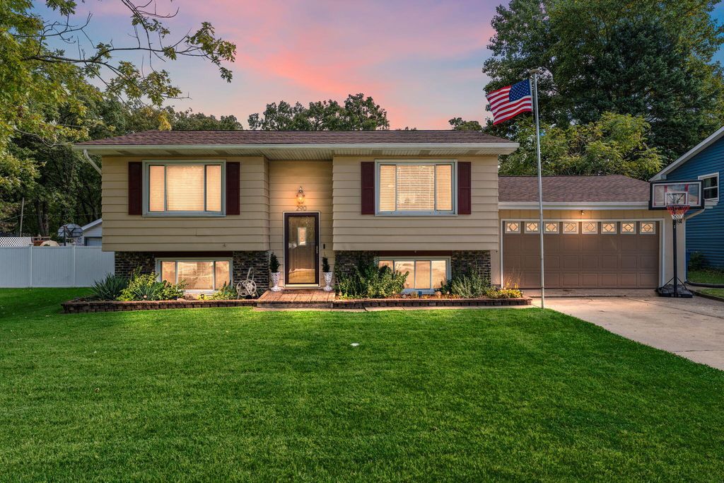 Photo of 290 S Chase Drive, Crown Point, IN 46307 (MLS # 829391)