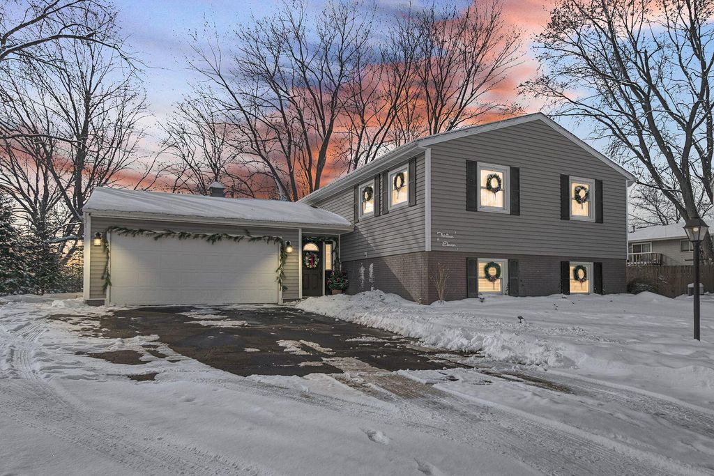 Photo of 1311 Peachtree Drive, Valparaiso, IN 46383 (MLS # 831549)