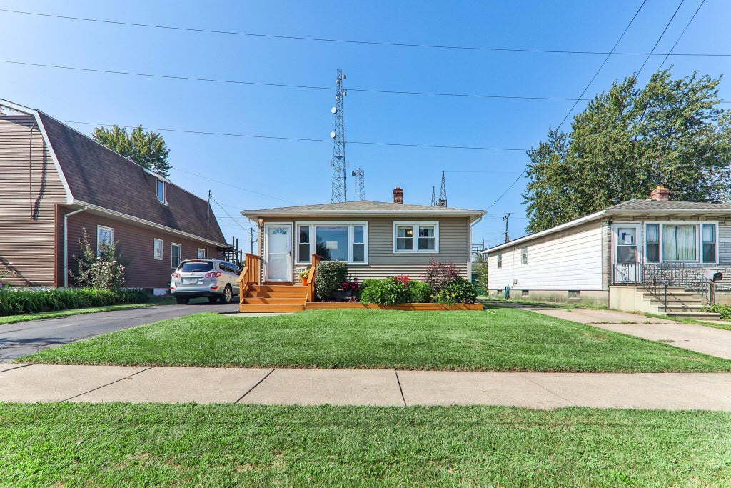 Photo of 8410 Gordon Drive, Highland, IN 46322 (MLS # 845421)