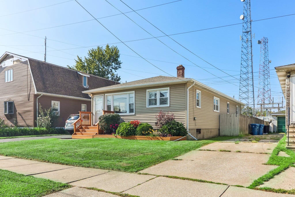 Photo of 8410 Gordon Drive, Highland, IN 46322 (MLS # 845421)