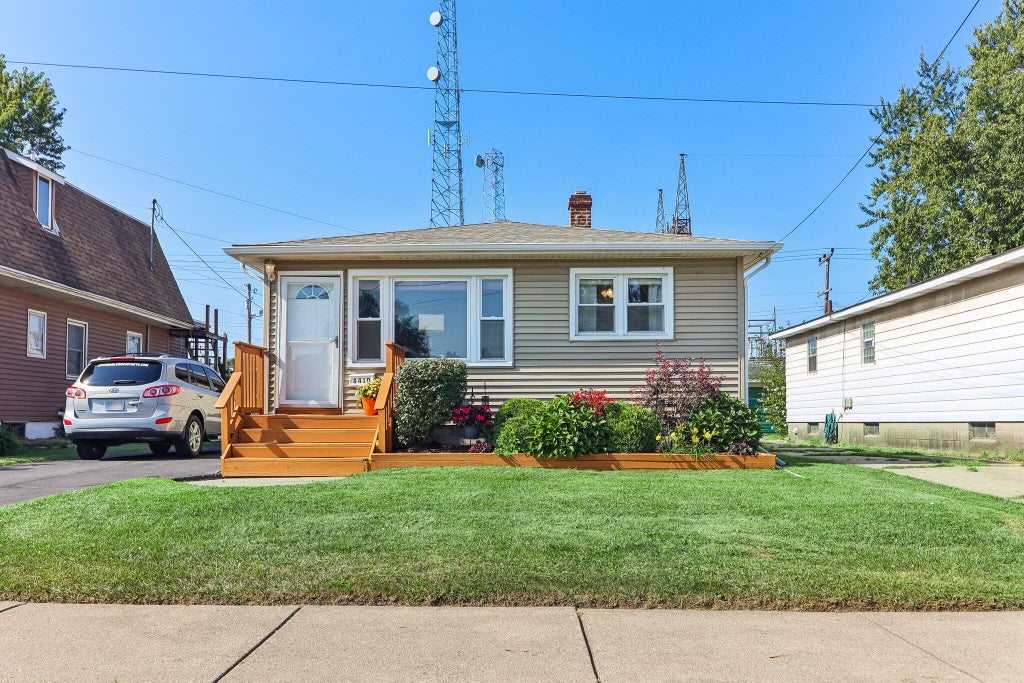 Photo of 8410 Gordon Drive, Highland, IN 46322 (MLS # 845421)
