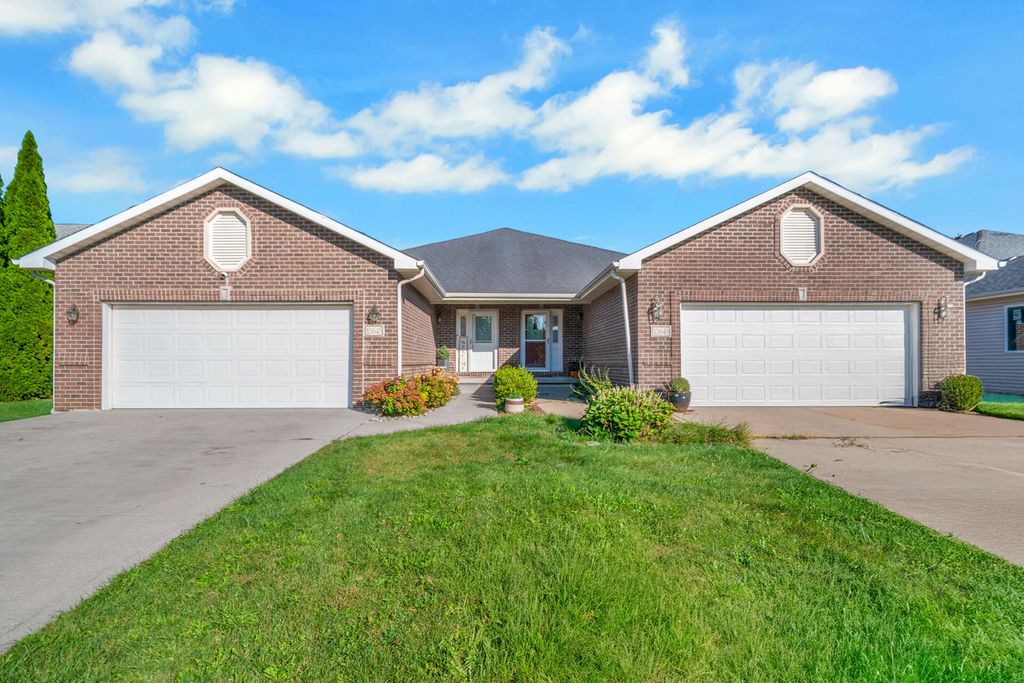Photo of 10845 Park Street, Crown Point, IN 46307 (MLS # 831670)