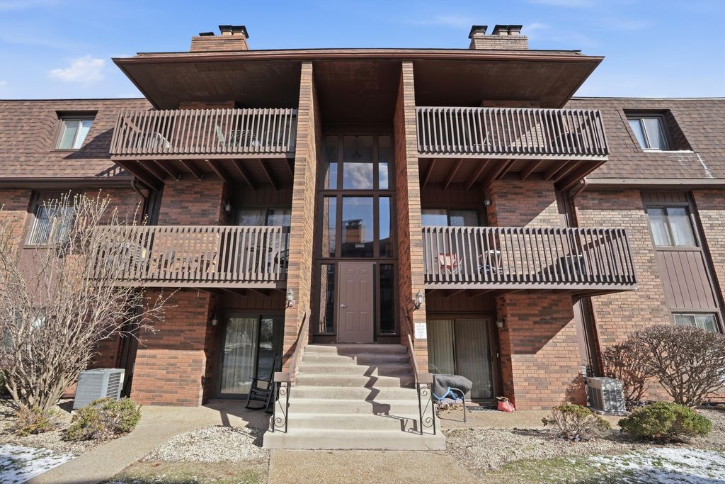 Photo of 2007 W 45th Street #307, Highland, IN 46322 (MLS # 835715)