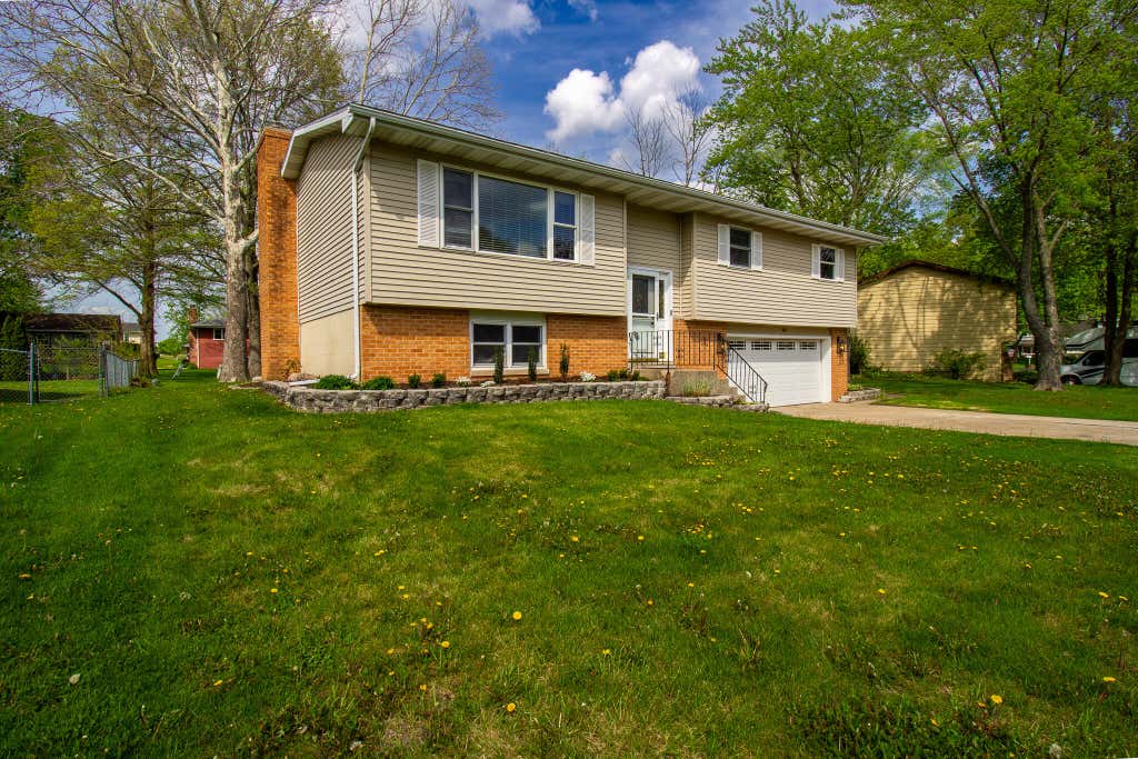 Photo of 3063 Parkwood Place, Crown Point, IN 46307 (MLS # 840892)