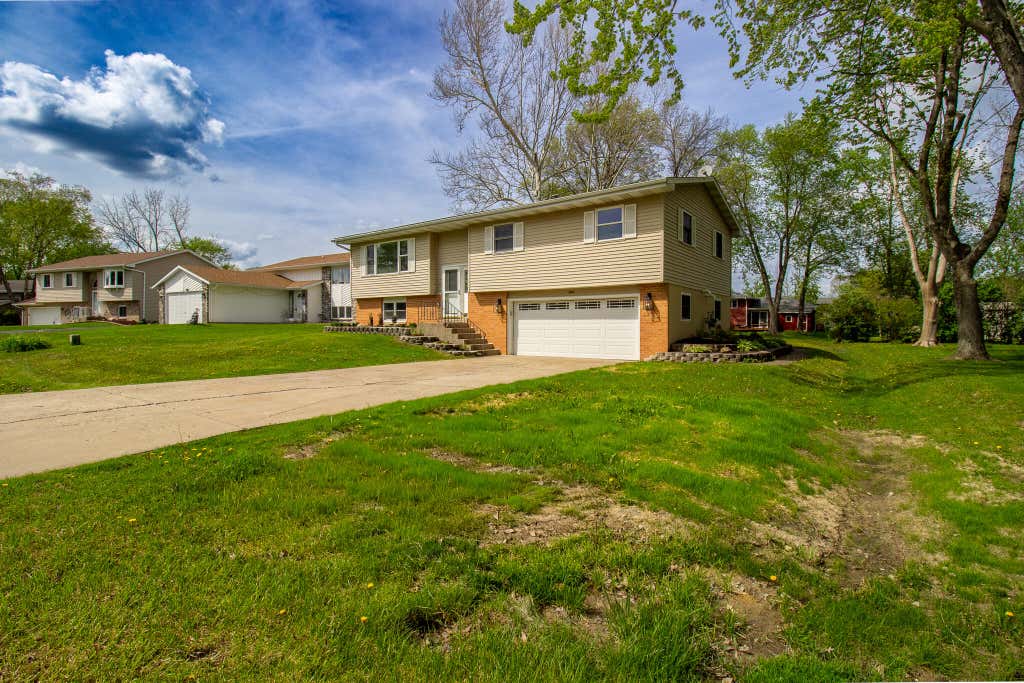 Photo of 3063 Parkwood Place, Crown Point, IN 46307 (MLS # 840892)