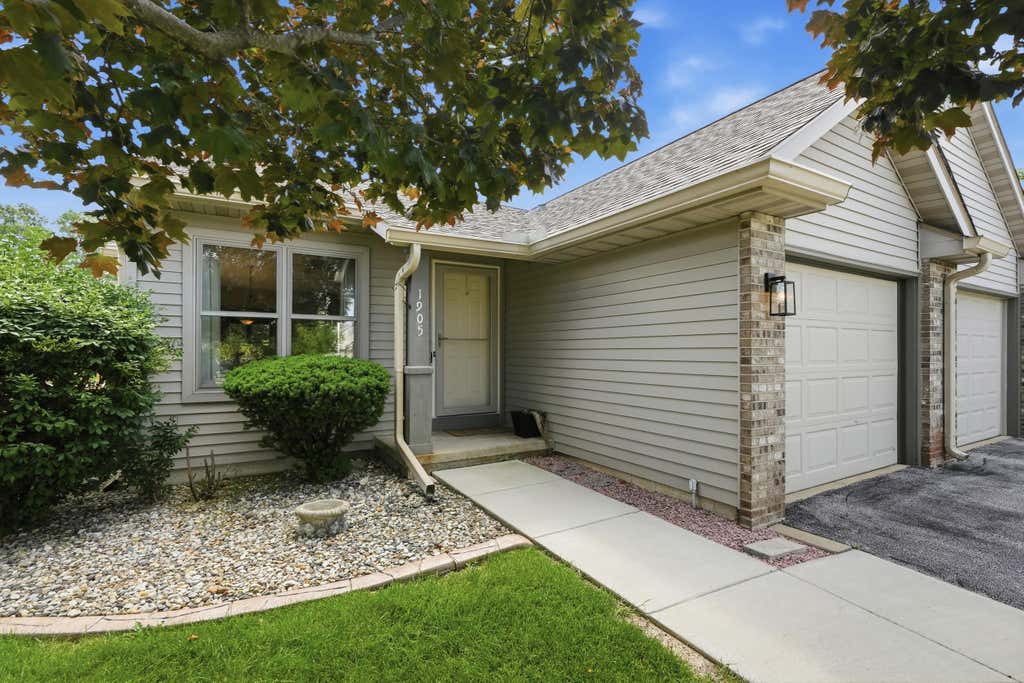 Photo of 1905 Creekside Court, Valparaiso, IN 46383 (MLS # 841634)