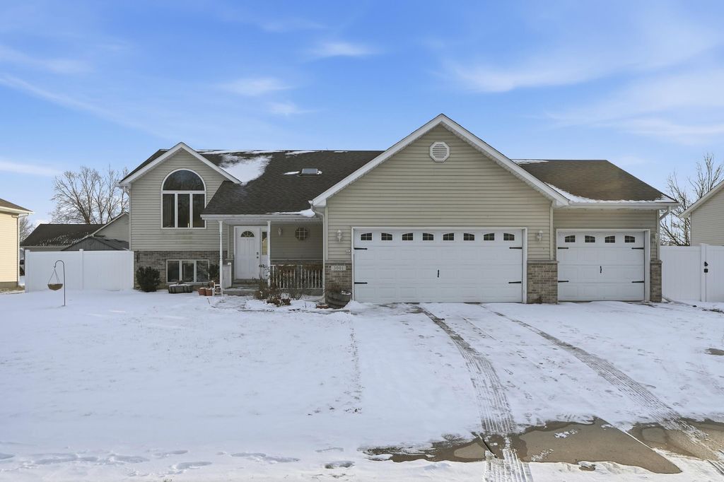 Photo of 3001 Emerald Drive, Hobart, IN 46342 (MLS # 833148)