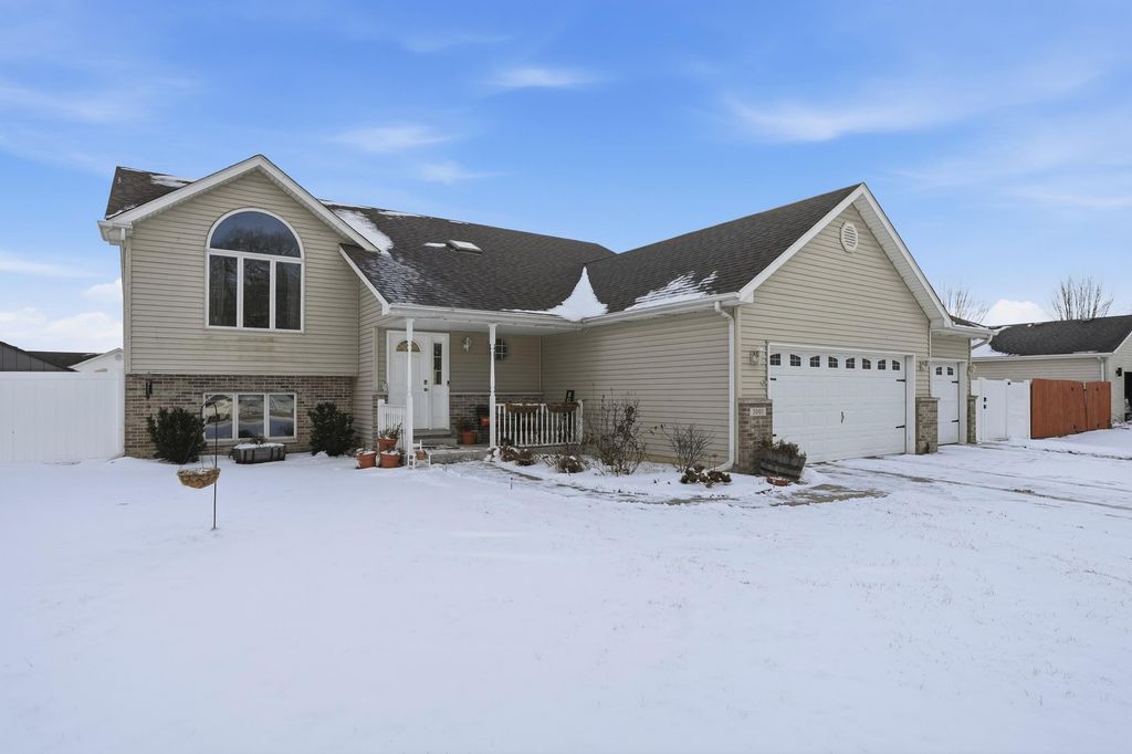 Photo of 3001 Emerald Drive, Hobart, IN 46342 (MLS # 833148)