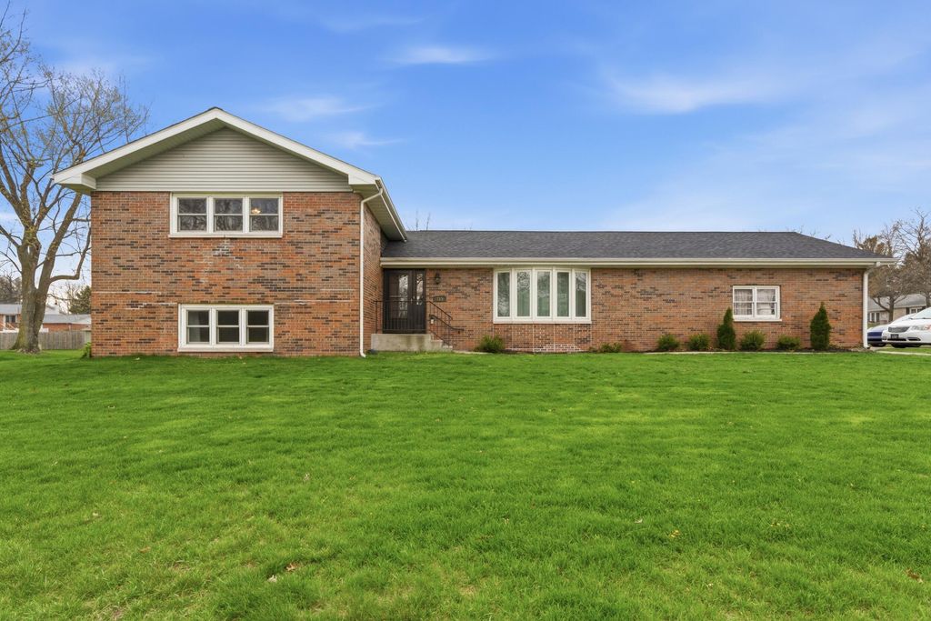 Photo of 715 3rd Avenue NW, DeMotte, IN 46310 (MLS # 836888)