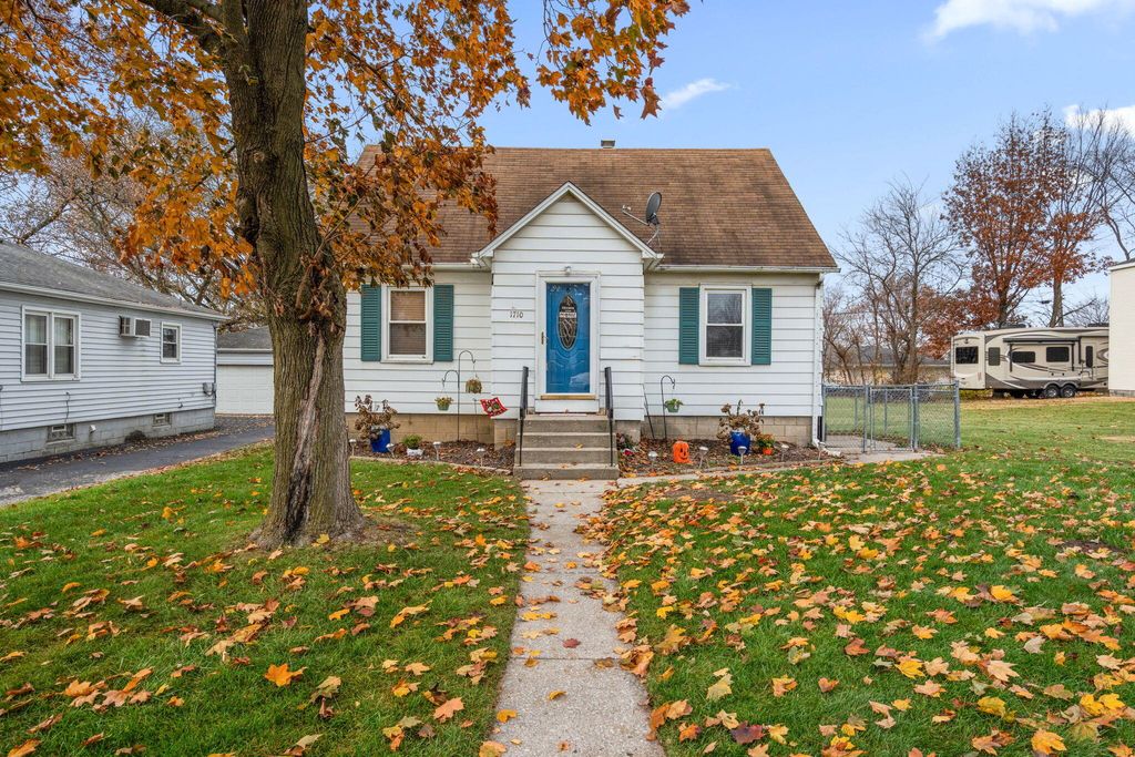Photo of 1710 Vernon Street, Schererville, IN 46375 (MLS # 831254)