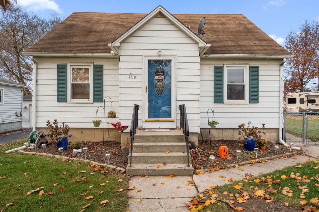 Photo of 1710 Vernon Street, Schererville, IN 46375 (MLS # 831254)
