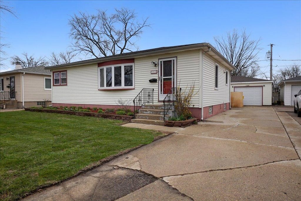 Photo of 909 N Rensselaer Street, Griffith, IN 46319 (MLS # 836457)