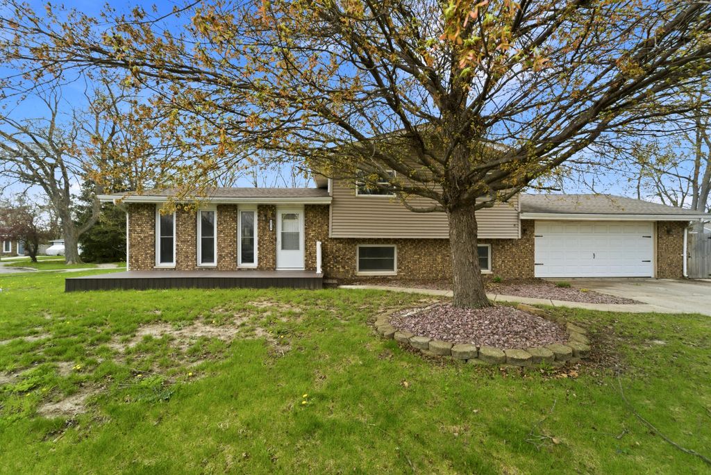 Photo of 9830 Mckinley Street, Crown Point, IN 46307 (MLS # 837136)