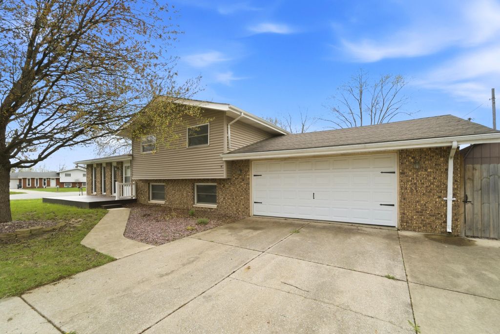 Photo of 9830 Mckinley Street, Crown Point, IN 46307 (MLS # 837136)