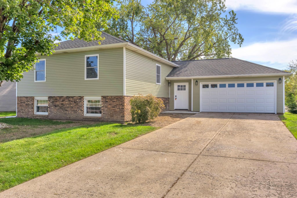 Photo of 1717 W 98th Place, Crown Point, IN 46307 (MLS # 846770)