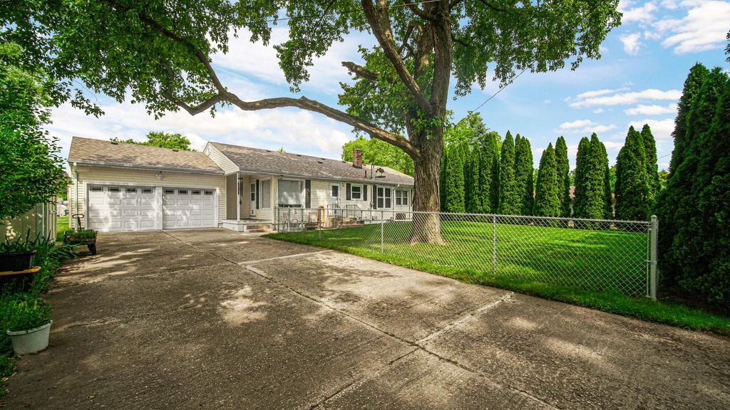 Photo of 847 Garfield Street, Hobart, IN 46342 (MLS # 840575)