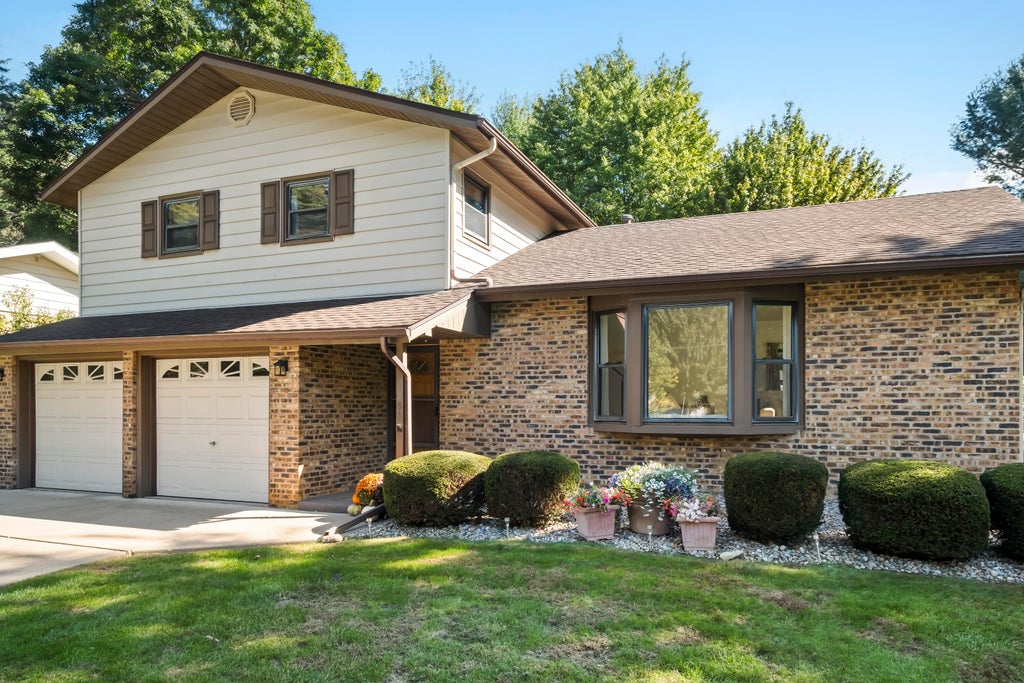 Photo of 711 S 18th Street, Chesterton, IN 46304 (MLS # 846644)