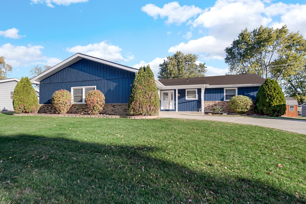 Photo of 936 Seneca Drive, Crown Point, IN 46307 (MLS # 832302)