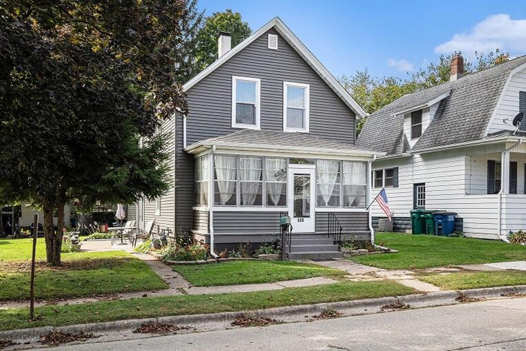 Photo of 608 E Jefferson Avenue, La Porte, IN 46350 (MLS # 829421)
