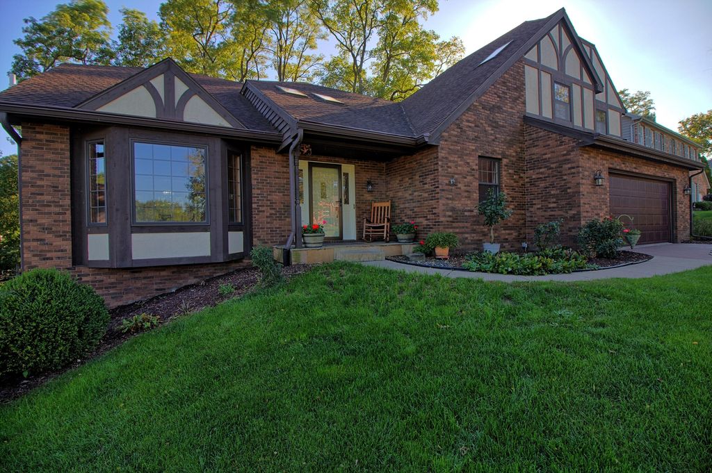Photo of 512 Camden Court, Valparaiso, IN 46385 (MLS # 829457)