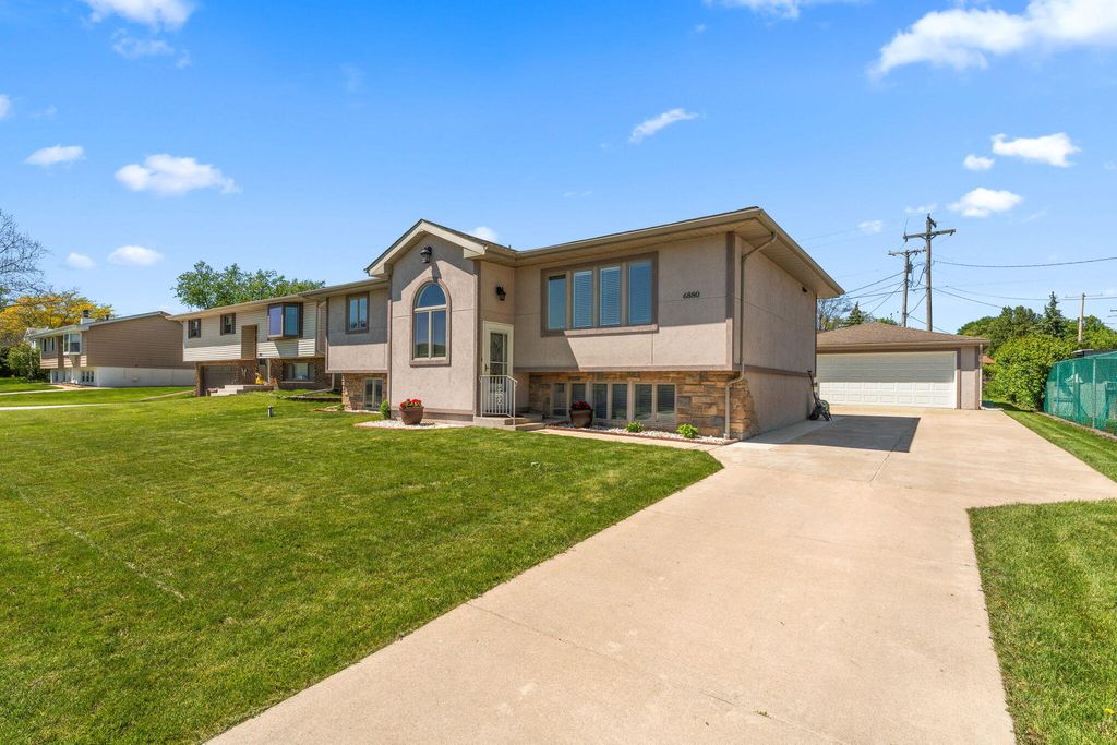 Photo of 6880 W 84th Place, Crown Point, IN 46307 (MLS # 838918)
