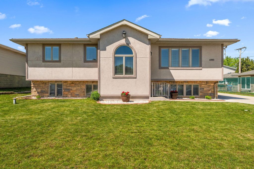 Photo of 6880 W 84th Place, Crown Point, IN 46307 (MLS # 838918)