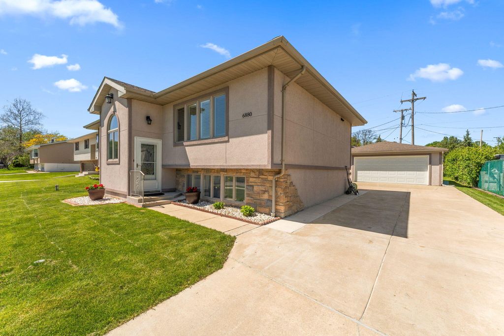 Photo of 6880 W 84th Place, Crown Point, IN 46307 (MLS # 838918)