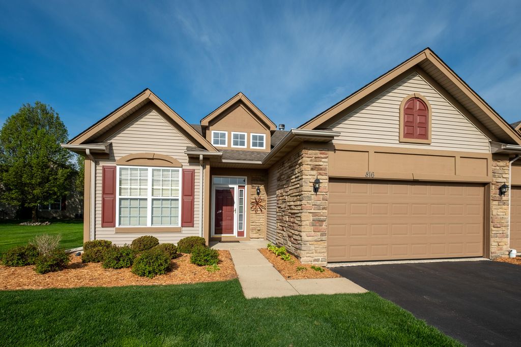 Photo of 816 Charlevoix Way, Schererville, IN 46375 (MLS # 837236)