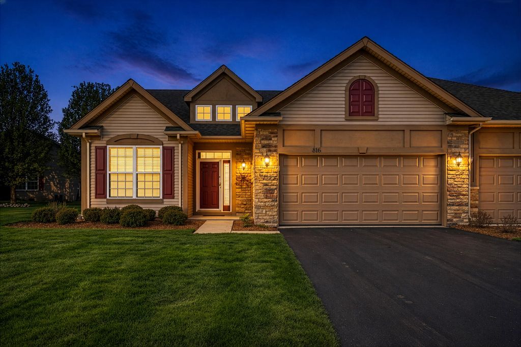 Photo of 816 Charlevoix Way, Schererville, IN 46375 (MLS # 837236)