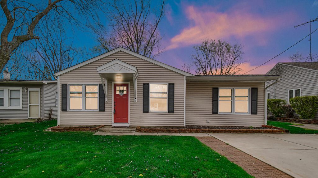 Photo of 309 Michigami Trail, Chesterton, IN 46304 (MLS # 837208)