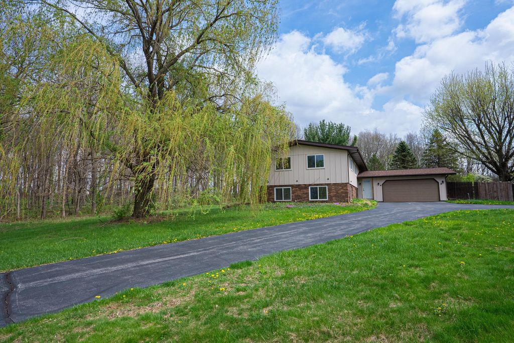 Photo of 831 Opal Drive, Valparaiso, IN 46383 (MLS # 837330)