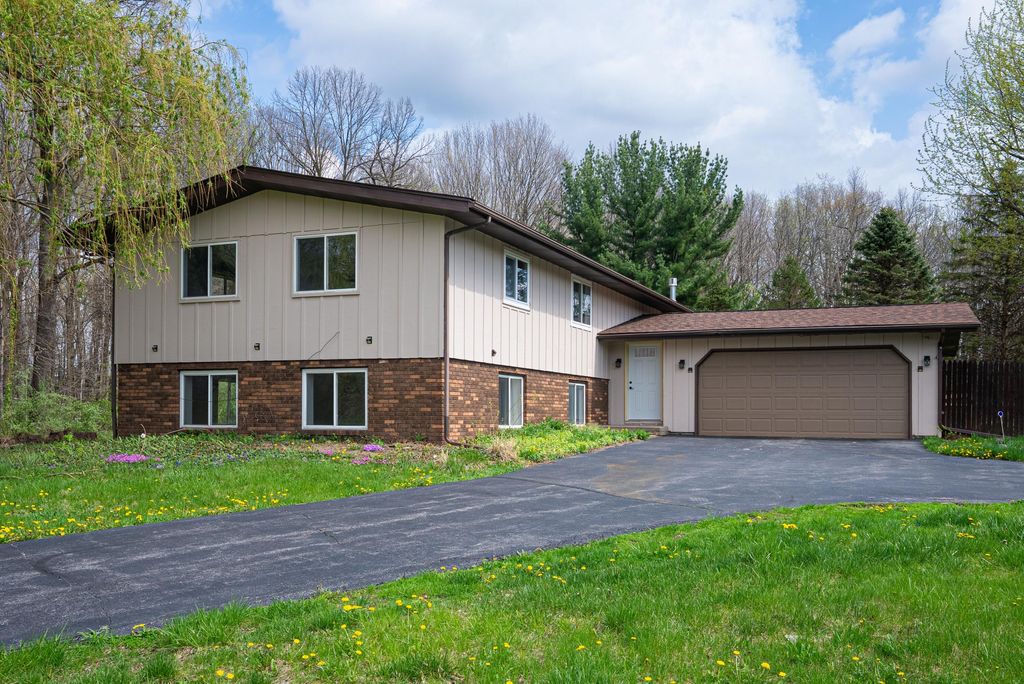 Photo of 831 Opal Drive, Valparaiso, IN 46383 (MLS # 837330)