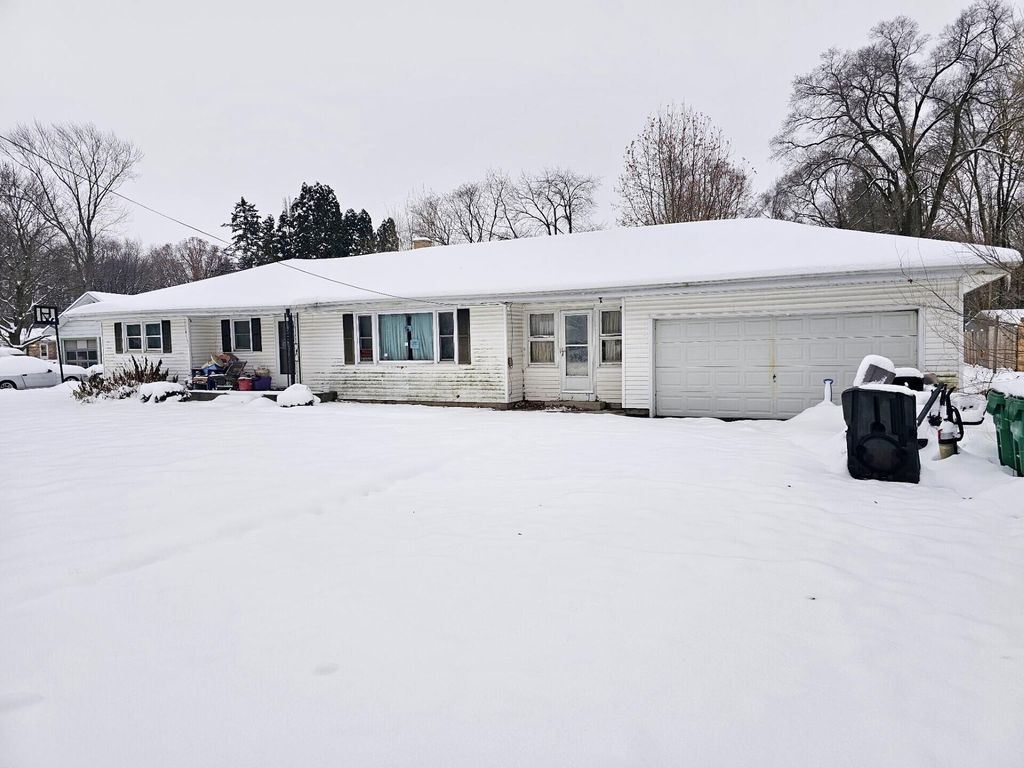 Photo of 826 S Mayflower Road, La Porte, IN 46350 (MLS # 833224)