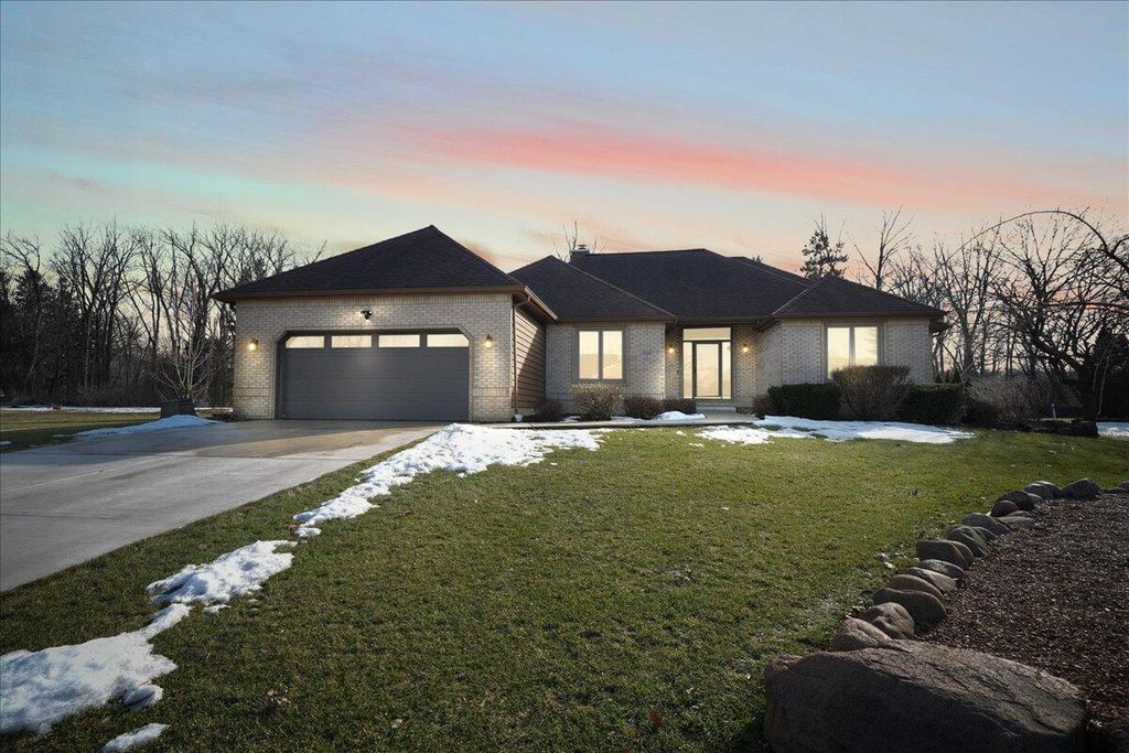 Photo of 320 Kenbridge Court, Valparaiso, IN 46385 (MLS # 834212)