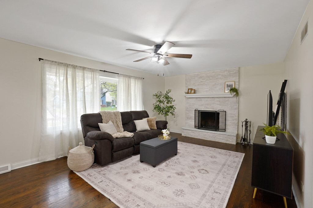 Photo of 8814 Northcote Avenue, Munster, IN 46321 (MLS # 831205)