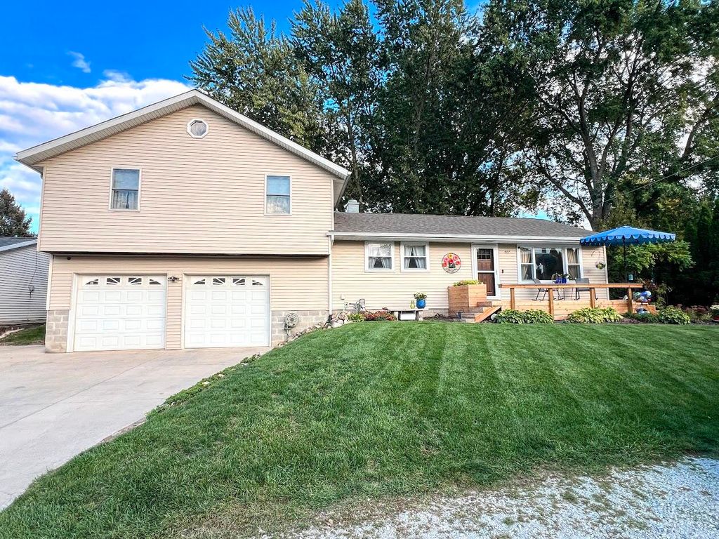 Photo of 827 Eason Court, La Porte, IN 46350 (MLS # 829323)