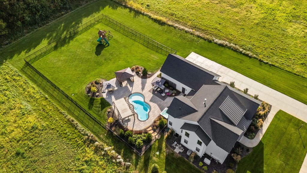 Photo of 494 Stonebridge Pkwy, Valparaiso, IN 46383 (MLS # 831374)