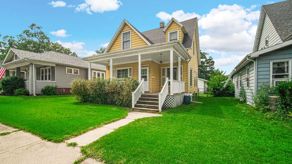 Photo of 221 S Woodland Avenue, Michigan City, IN 46360 (MLS # 843894)