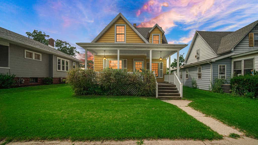 Photo of 221 S Woodland Avenue, Michigan City, IN 46360 (MLS # 843894)