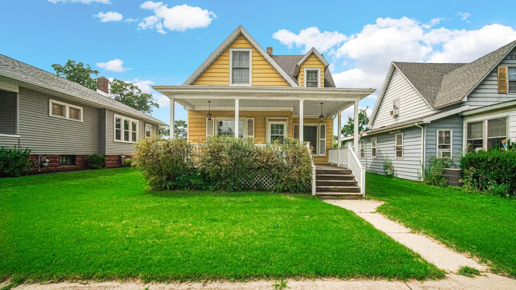 Photo of 221 S Woodland Avenue, Michigan City, IN 46360 (MLS # 843894)